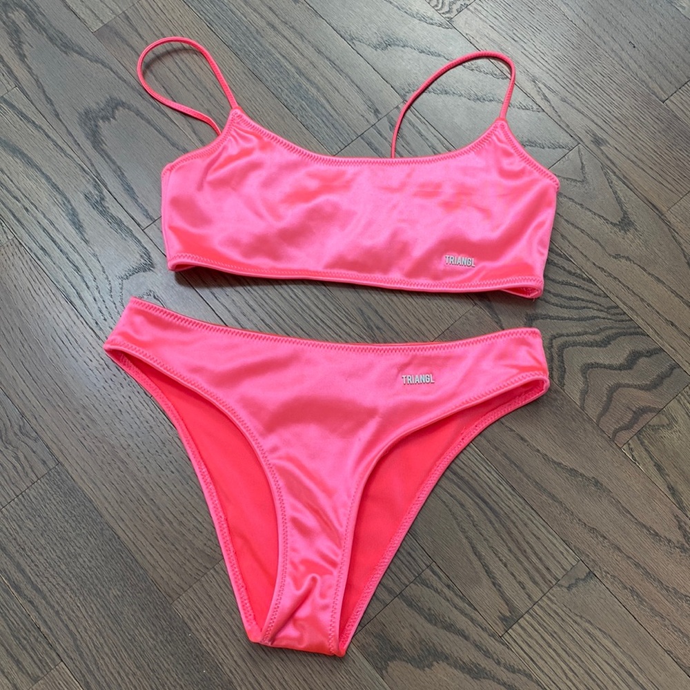 Triangl neon pink bikini